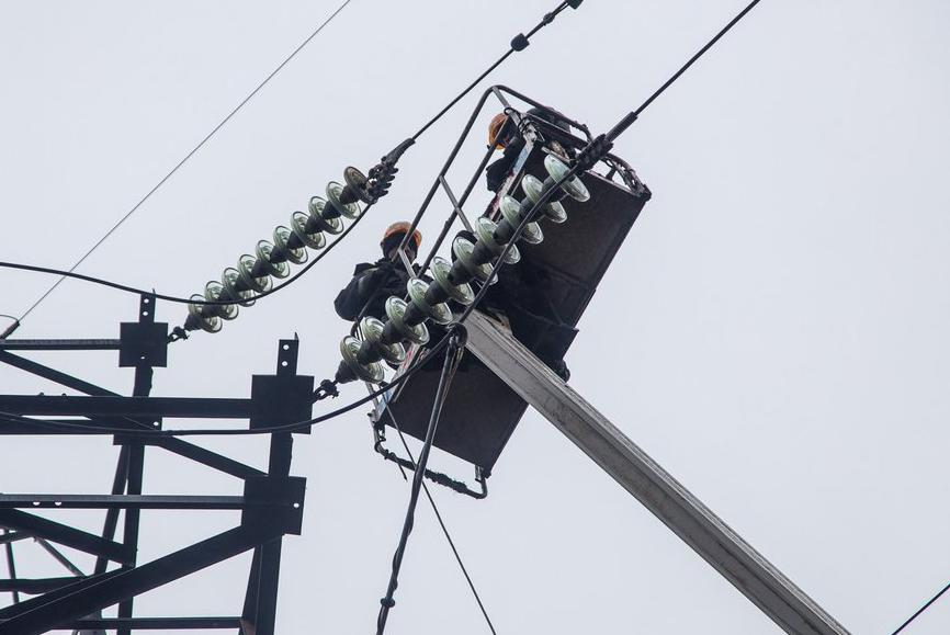 Увечері 15 травня у Києві та кількох областях України було запроваджено аварійні відключення електропостачання